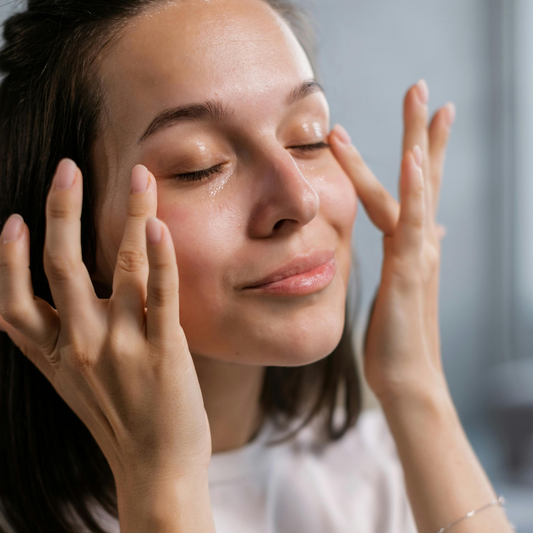 applicazione cosmetici per aiutare a stimolare la produzione di collagene