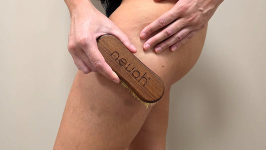Spazzolatura a secco sulla coscia con la spazzola corpo in tampico Nevoh, dal basso verso l'alto
